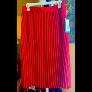 Red pleated midi skirt with tags ❤️
